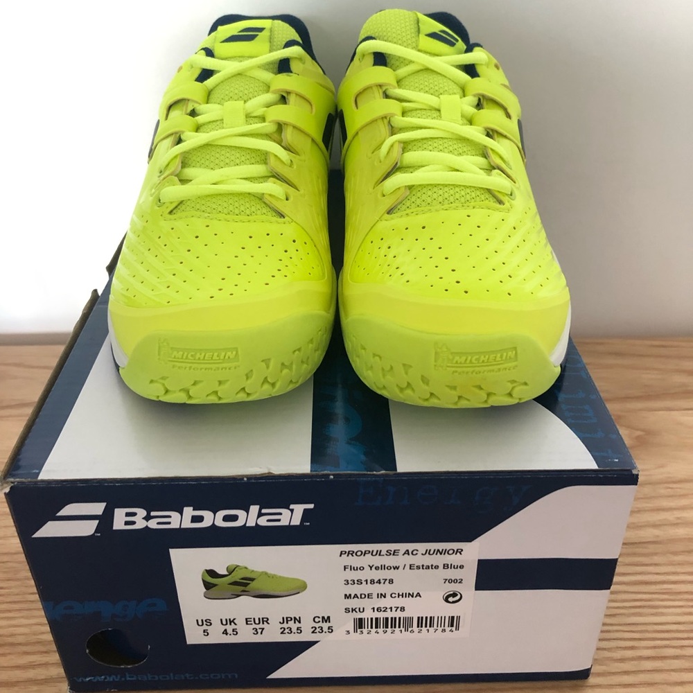 Tennis shoes